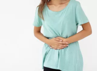 Los dolores abdominales intensos, o si tiene un color amarillento en la piel, son señales de que se está padeciendo de un problema en la vesícula. Foto ilustrativa / Freepik.