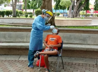 El Equipo de Respuesta Rápida se trasladó al Parque Miguel de Cervantes Saavedra en David, donde se realizó un total de 140 hisopados. 