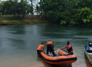 Padre e hijo salieron a pescar y cayeron al agua.