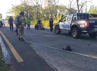 El cuerpo inerte de la mujer quedó tendido en el pavimento. 