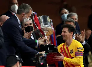  Messi (d) recibe la Copa de manos del rey Felipe VI. /Foto: EFE