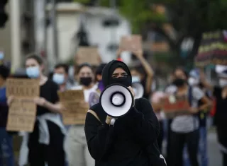 Una persona usa un megáfono durante una manifestación contra la decisión de la Corte Suprema de declarar &quot;no culpable&quot; al diputado oficialista Arquesio Arias en un juicio por delitos sexuales contra dos mujeres. EFE / Archivo