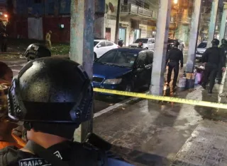 El lugar donde se dio el hecho de violencia se llenó de policías a los pocos minutos.