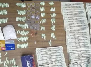 Droga y dinero en efectivo incautado.