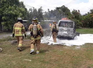 Unidades de la Dirección Nacional de Seguridad, Prevención e Investigación de Incendios (Dinasepi), de los bomberos investiga la causa del siniestro.