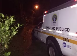 Ese día que ocurrió el hecho, supuestamente, el imputado le propinó a la víctima varios golpes en la cabeza, rostro y brazos, luego de lo cual lo arrastró hasta la carretera.