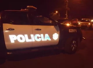 El cuerpo de la víctima fue encontrado en el portal de una residencia, la cual mantenía sus puertas cerradas.
