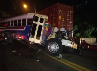 En el accidente se vieron involucrados un bus de la ruta Colón Salamanca, un camión de carga, y una camioneta 4 x 4.