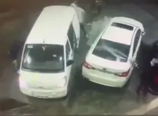 Al percatarse que lo iban a asaltar, la víctima reaccionó rápidamente y empezó a empapar a los delincuentes con carburante.