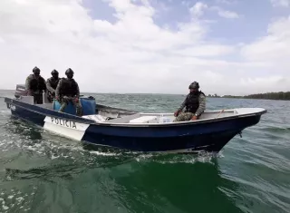 Los estamentos de seguridad realizan recorridos marítimos y terrestres para dar con los narcotraficantes.