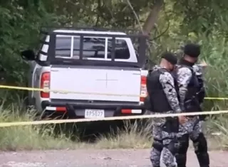 El auto fue abandonado a distancia de un área residencial. 