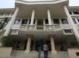 El fallo fue firmado por cinco magistrados, todos hombres, con el salvamento de los otros cuatro, de ellos tres mujeres.