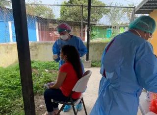 El equipo de Respuesta Rápida continua con la toma de hisopados para la búsqueda de casos positivos en las comunidades de Finca 11, Changuinola.