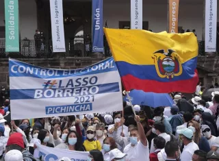 Cientos de seguidores animan al nuevo presidente de Ecuador, Guillermo Lasso, a su legada al Palacio de Carondelet, en Quito (Ecuador). EFE