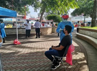 Jornada de hisopados para viajeros en el parque Cervantes de David.