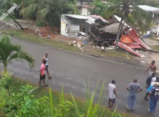 Se estrella contra estructura