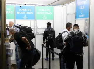 Aunque la prueba le salga negativa al viajero este debe cumplir una cuarentena de tres días.