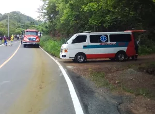  La víctima quedó tendida en la carretera, su muerte fue inmediata.