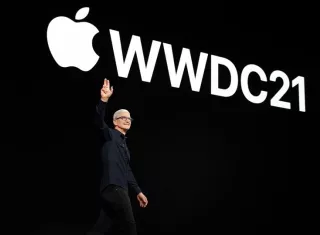 CEO de Apple, Tim Cook, saluda a millones de desarrolladores de todo el mundo en la Conferencia Mundial de Desarrolladores de Apple en Apple Park en Cupertino, California. EFE