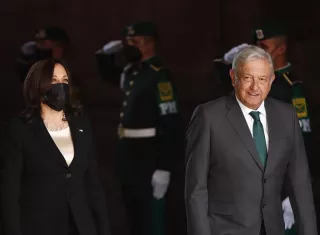 El presiente de México, Andrés Manuel López Obrador (d), y la vicepresidenta de Estados Unidos, Kamala Harris (i), durante el recibimiento de honor en Palacio Nacional de la Ciudad de México. EFE