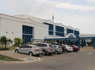 Vista general de la parte externa del hospital Gustavo Nelson Collado de Chitré.