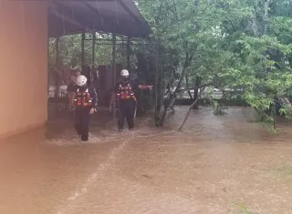 Los bomberos realizaron monitoreos para conocer las afectaciones en la provincia.