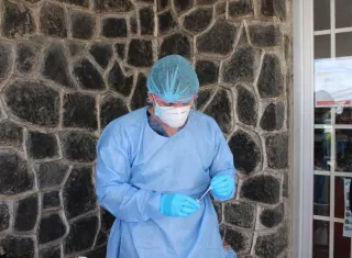 Los pacientes que han requerido hospitalización suman 521, de los cuales 446 mantienen recluidos en salas regulares y 75 en diferentes Unidades de Cuidados Intensivos (UCI), a nivel nacional.