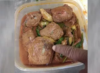 La mujer había hecho una abertura en el centro de los trozos de carne.