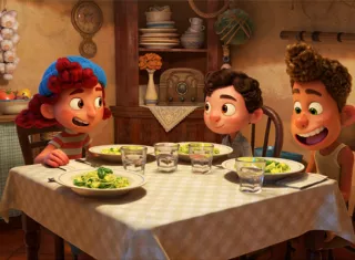 Luca es un niño tímido, pero cuando conoce a su amigo Alberto, su mundo se abre.