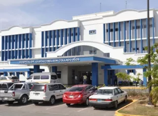 En la imagen aparace una vista general de la parte externa del hospital Gustavo Nelson Collado, ubicado en Chitré.