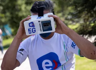 Un ciclista se prepara para realizar una prueba de conexión a la red 5G. EFE