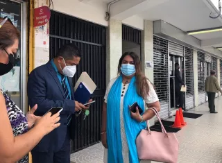 En la imagen aparece la educadora Fulvia Ábrego, a su salida del Tribunal.