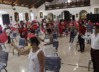 Algunos danzantes de diablicos sucios salieron por un corto periodo a la calle, y recorrieron los alrededores del parque Unión.