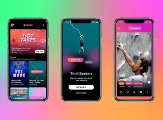 Fotografía cedida por la aplicación de citas Tinder en la que se registraron varias pantallas de teléfonos inteligentes con vídeos de presentación. EFE