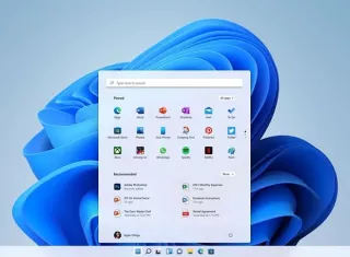 Fotografía cedida por Microsoft donde se aprecia el menú de inicio y los iconos de las aplicaciones más usadas de su nuevo sistema operativo Windows 11 que han sido movidas de la esquina inferior izquierda de la pantalla al centro. EFE 