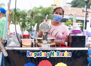 Los pagos digitales han ayudado a los vendedores informales a aumentar sus ventas. Foto / Ana Quinchoa.