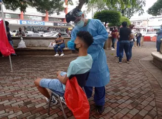 Realizan hisopados al Parque Miguel de Cervantes Saavedra para confirmar o descartar que fueron contagiados por COVID-19.