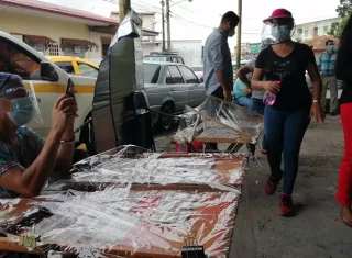 Los vendedores de chances y billetes de la Lotería Nacional de Beneficencia (LNB), advirtieron que con esta medida solo se empeora aún más su situación económica.