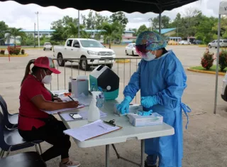 Los distritos con más casos positivos están Santiago con 540 casos activos positivos, Atalaya (130), Soná (30), Las Palmas (27), La Mesa (27), Calobre (24), Santa Fe (23).