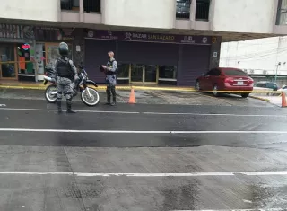 Vista general de la parte externa de la escena del crimen en Calidonia.