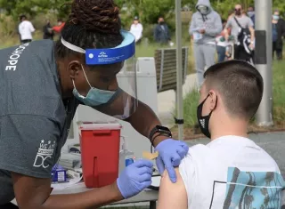 Un hombre recibe una vacuna contra el covid-19 durante un evento de vacunación a residentes del Distrito de Columbia en el Centro Kennedy de Washington