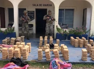Relacionados con este cargamento de droga, el Senan informó que también se logró la aprehensión de tres hombres.