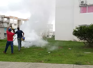 En el corregimiento de Vista Alegre, se procedió a realizar una jornada de desinfección en los edificios de Ciudad Esperanza, luego de confirmarse varios casos de coronavirus.