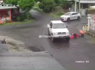 La llanta delantera izquierda le rozó los pies a la niña.