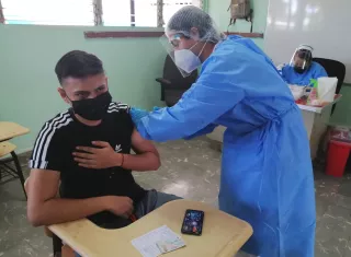 Las autoridades esperan vacunar al resto de la población durante el fin de semana, a pesar de la cuarentena dominical.