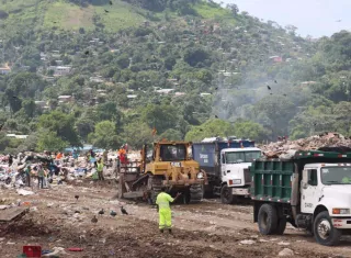 “Hay grandes áreas que no están compactadas ni cubiertas adecuadamente dentro de las 132 has. de Cerro Patacón, lo que produce grandes daños al medio ambiente, malos olores, gusaneros, vectores y alimañas.” 