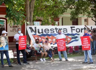 Simpatizantes del gobierno de Miguel Díaz-Canel se manifiestaron por las calles de San Antonio de los Baños, al suroeste de La Habana (Cuba). EFE