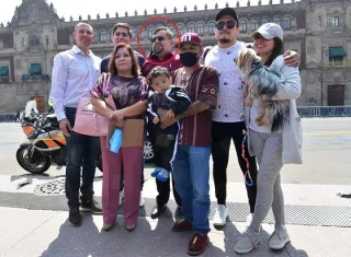 El profesor de música Manuel Valdovinos (c) posa con algunos familiares para los medios de comunicación hoy, en la afueras de Palacio Nacional de la Ciudad de México (México). 