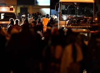 Familiares de reos esperan información tras haberse presentado un motín en la cárcel de Latacunga (Ecuador). EFE