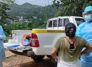 Los equipo de respuesta rápida de la ULAPS de Guadalupe, se mantiene activa en las visitas domiciliarias en pruebas de hisopados en varios sectores del corregimiento de Guadalupe.